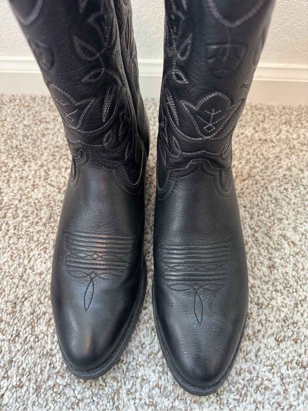Never Worn Ariat Black Heritage R Toe Leather Western Boots - Picture 3 of 5